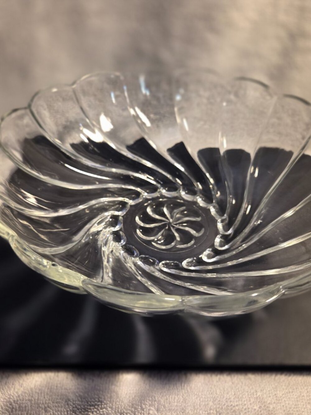 Hazel Atlas Co;onial Swirl Shell Serving Bowl 9" Clear MCM